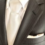 白い光沢のネクタイをしている男性の写真